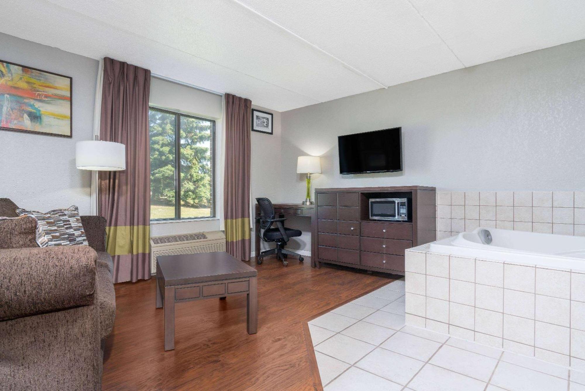 Отель Super 8 By Wyndham Bloomington/Airport Экстерьер фото